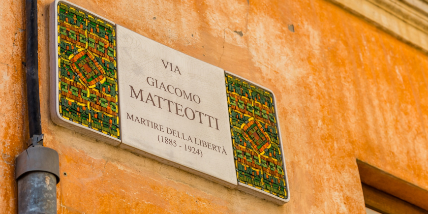 VANDALIZZATA LA LAPIDE DI GIACOMO MATTEOTTI: UN GESTO CHE FERISCE LA MEMORIA DEMOCRATICA DEL PAESE