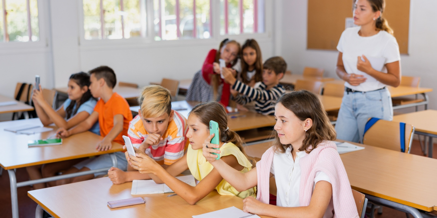 SMARTPHONE E BANCHI DI SCUOLA: QUANDO LA TECNOLOGIA DISTRE INVECE DI AIUTARE