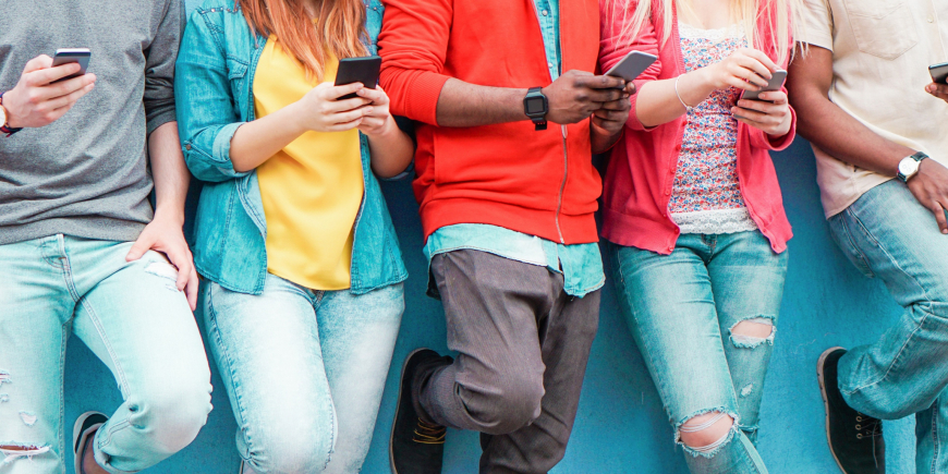 SMARTPHONE VIETATI ALLE SUPERIORI: IL MINISTERO ESTENDE IL DIVIETO