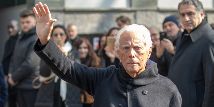 L’ULTIMO SALUTO A GIORGIO ARMANI: L’ELEGANZA SENZA TEMPO CHE HA SEGNATO I CUORI ITALIANI
