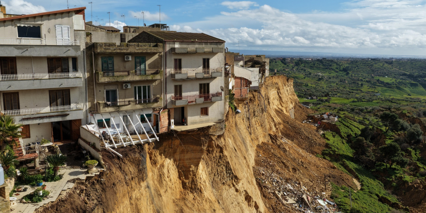 SERGIO MATTARELLA A NISCEMI: LA SCUOLA COME PRESIDIO DI SPERANZA DOPO LA FRANA