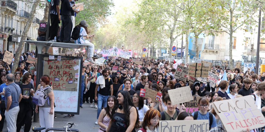 CAROVITA E MANIFESTAZIONI: SCONTRI A MILANO E IN FRANCIA