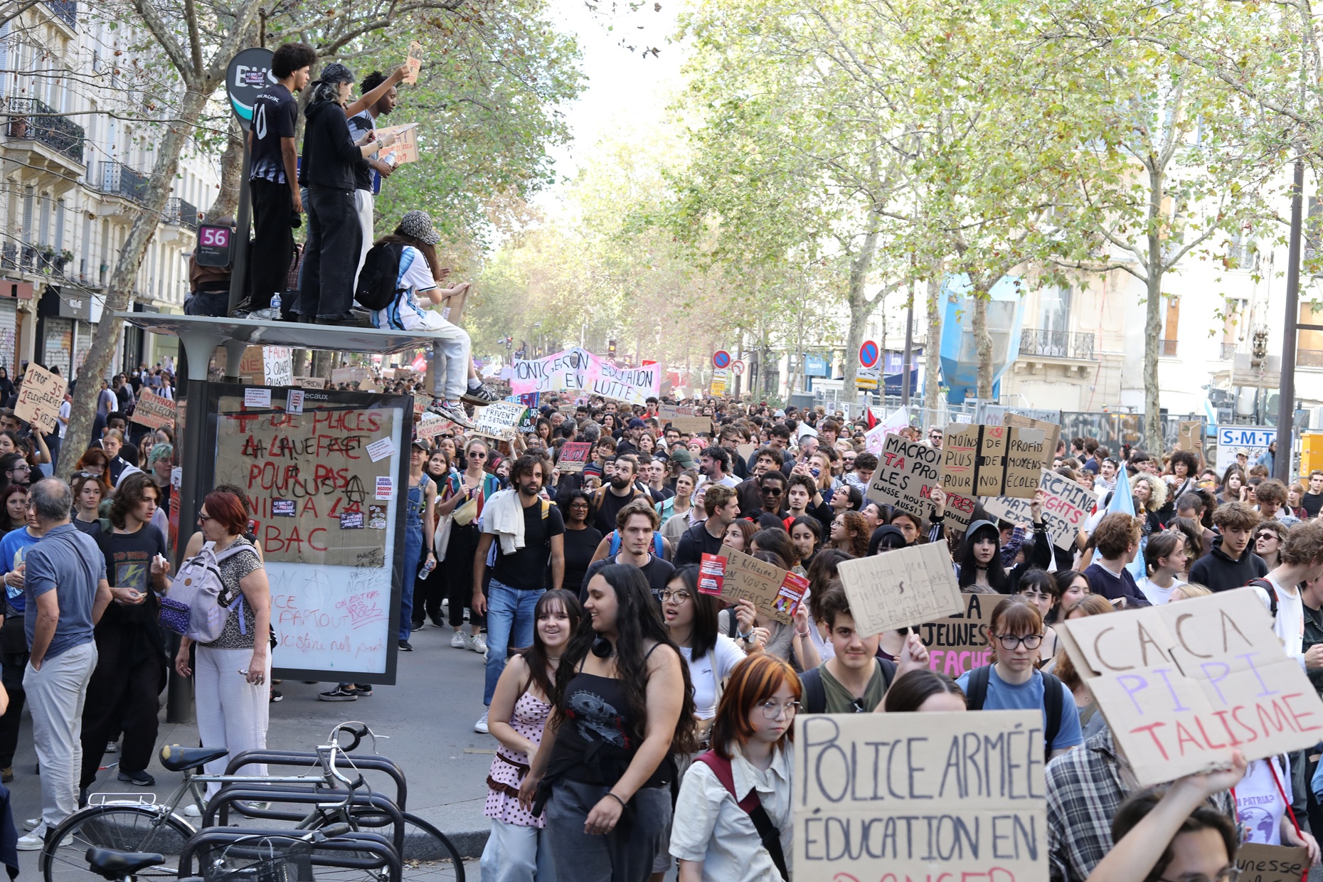 CAROVITA E MANIFESTAZIONI: SCONTRI A MILANO E IN FRANCIA